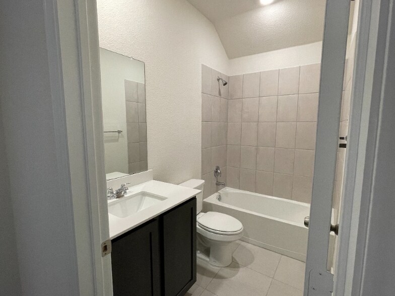 Building Photo - 759 Philadelphia St