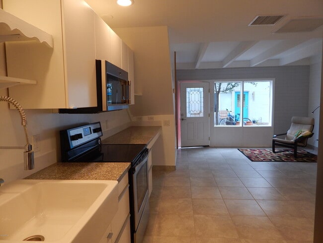 Building Photo - 2021 S Granada Dr