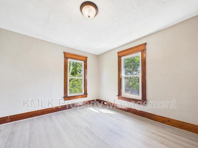 Building Photo - 701 Kling St