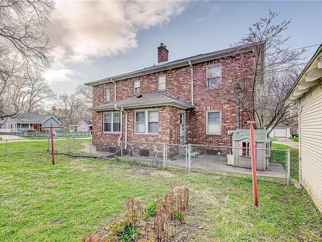 Building Photo - 930 E 56th St