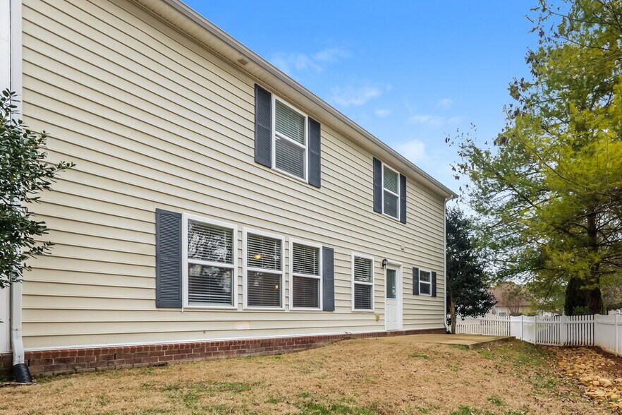 Building Photo - 5823 Roxbury Dr