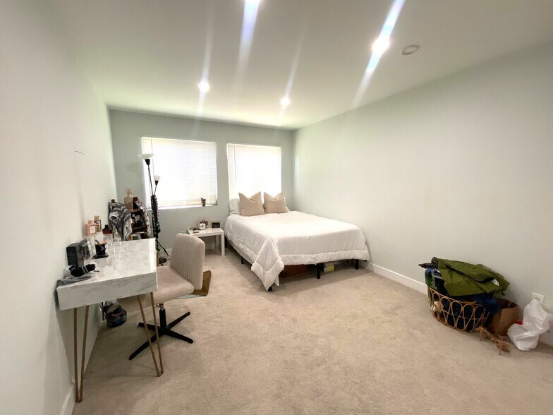 Large Third Bedroom - 15508 Williams St