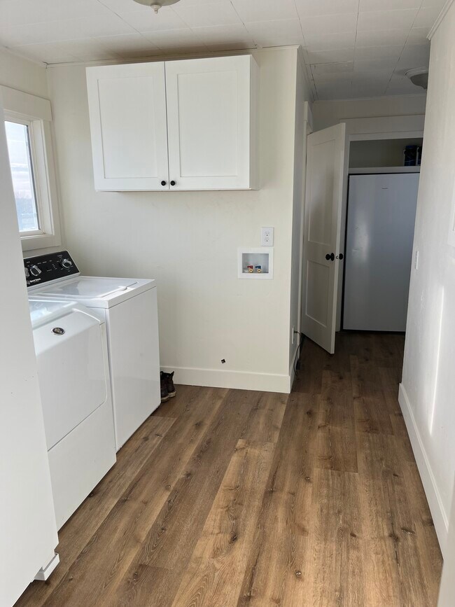 Building Photo - 725 Sand Creek Rd