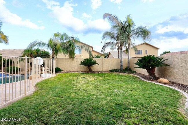 Building Photo - 7931 W Rose Garden Ln