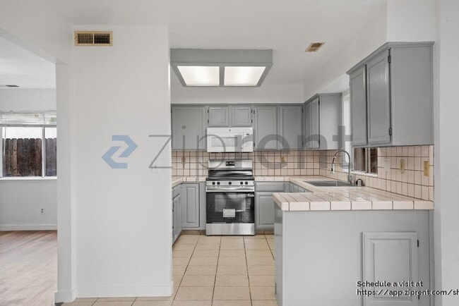 Building Photo - 2215 Jenni Ln