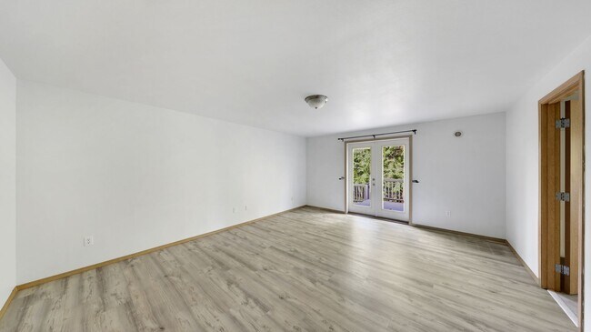 Building Photo - 3 Bed 2 Bath - 5 Acres - Large Living Room - Office - Pet Friendly - Groups