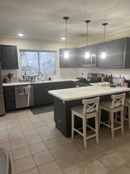 Building Photo - 411 Captain Eames Cir