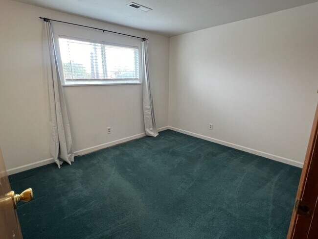 Building Photo - SPACIOUS 4 bed/2 bath home in desired location with double garage, fenced back yard!