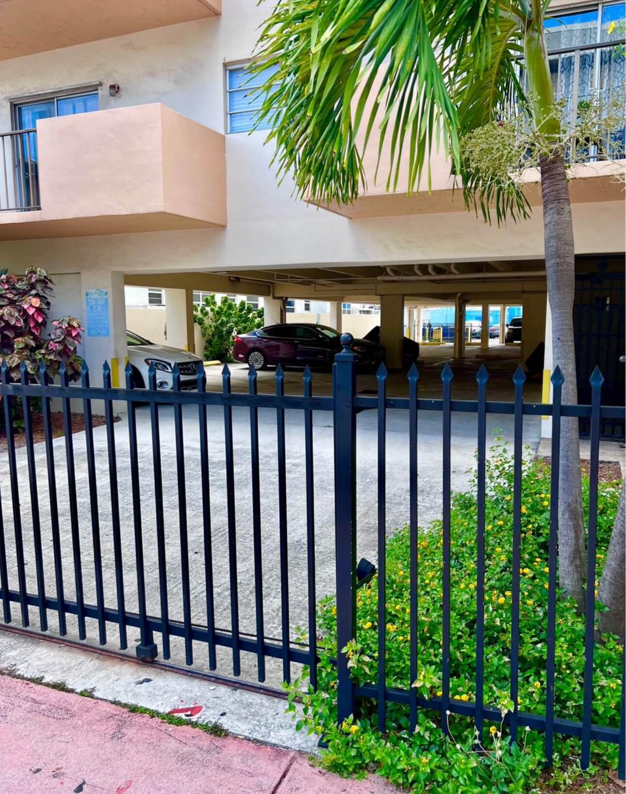 Building Photo - 1150 Collins Ave