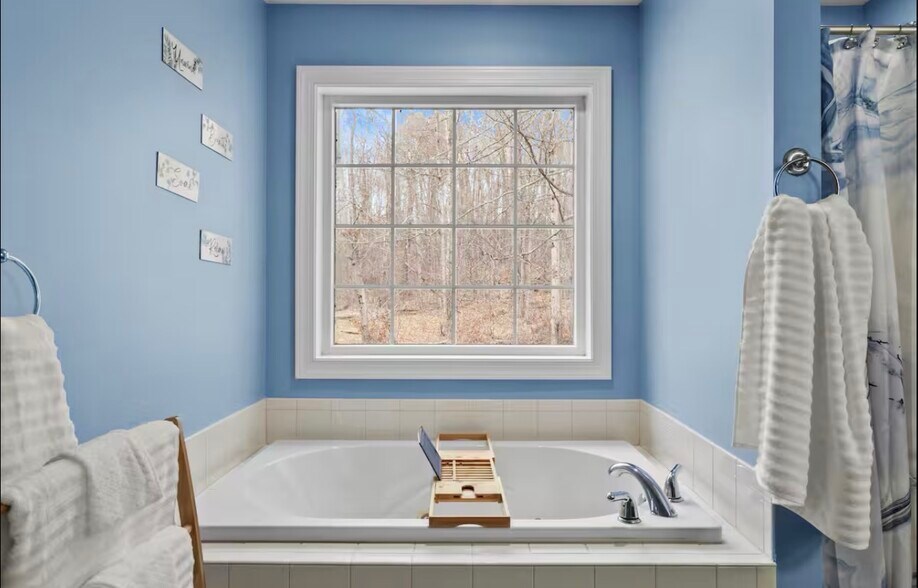Building Photo - 1141 Riverside Hts W