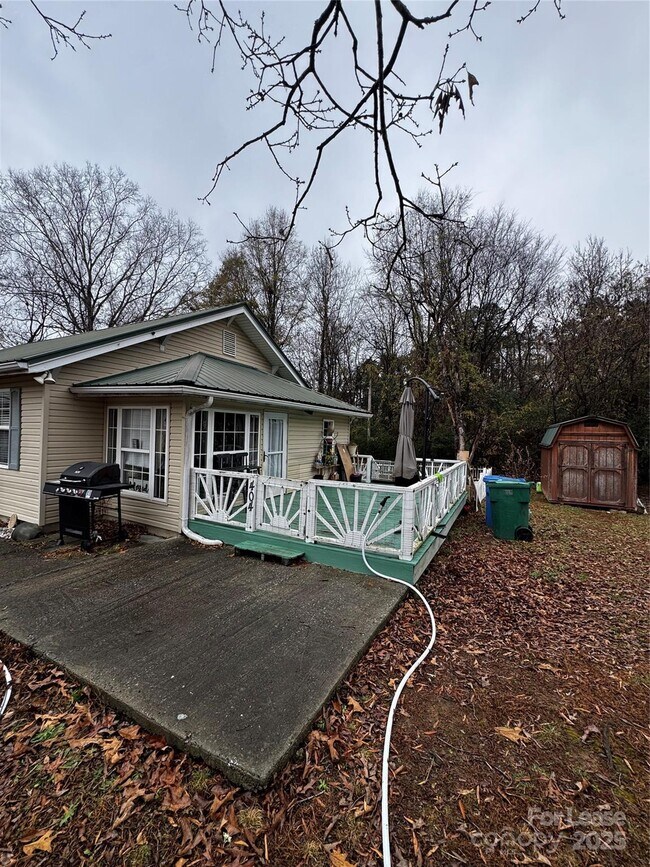 Building Photo - 404 Moss Springs Rd