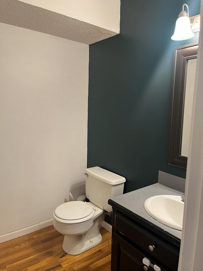 Building Photo - 3 bed 2.5 bath townhome off Bob Billings!