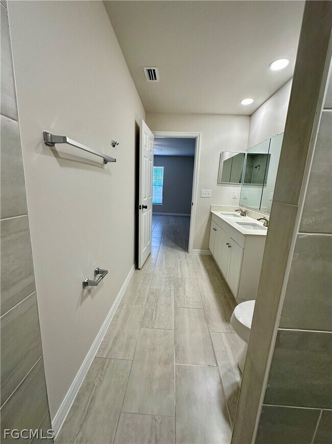 Building Photo - 3821 SW 9th Ave