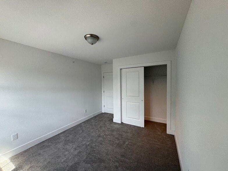 Building Photo - 203 8th St
