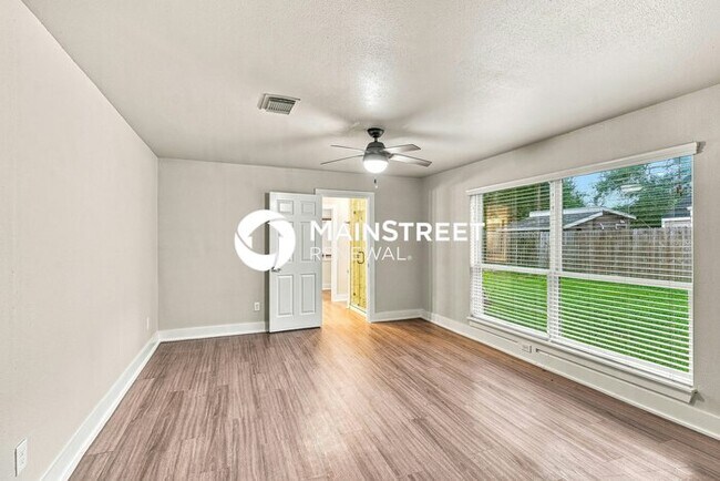 Building Photo - 4 Bedroom Pet-Friendly Home in Houston, TX with Main Street Renewal