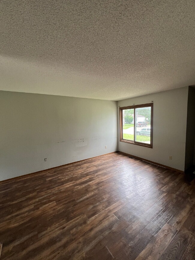 Building Photo - Recently Renovated 2Br / 1.5Ba Home with D...