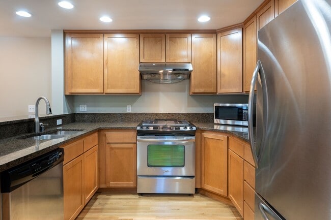 Building Photo - 2bd/2.5ba Seattle Townhome