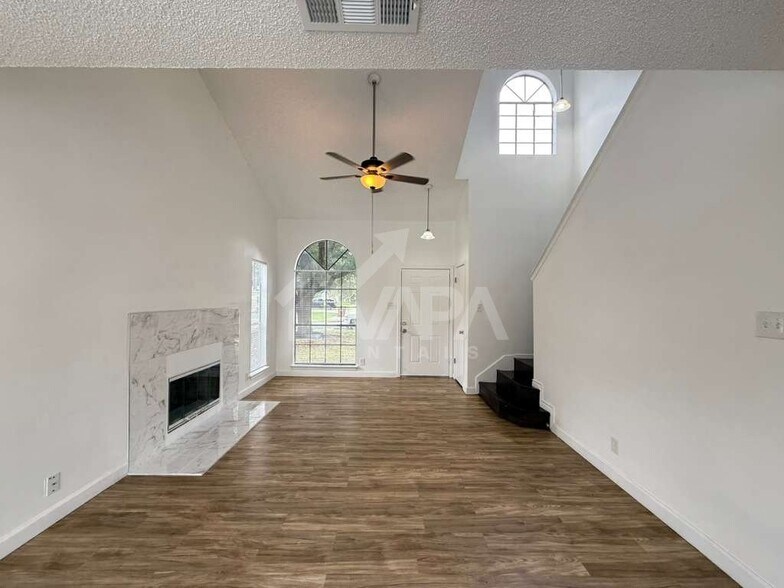 Building Photo - 3230 Bear Springs Dr