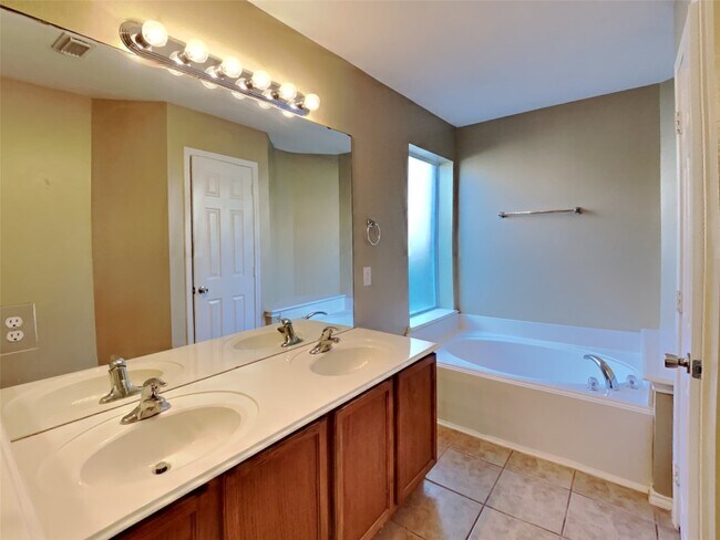 Building Photo - 2807 Bison Bluff