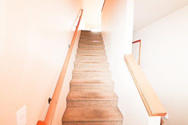 Building Photo - Townhome NE Bend