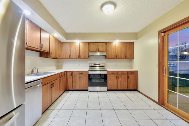 Building Photo - 4 bedroom, 2 bath home - Available August