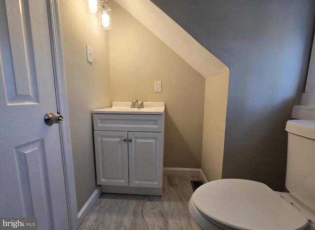 Building Photo - 524 8th Ave