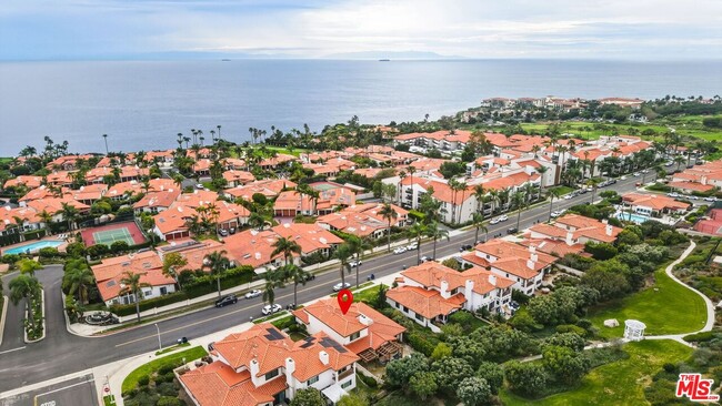 Building Photo - 6505 Beachview Dr