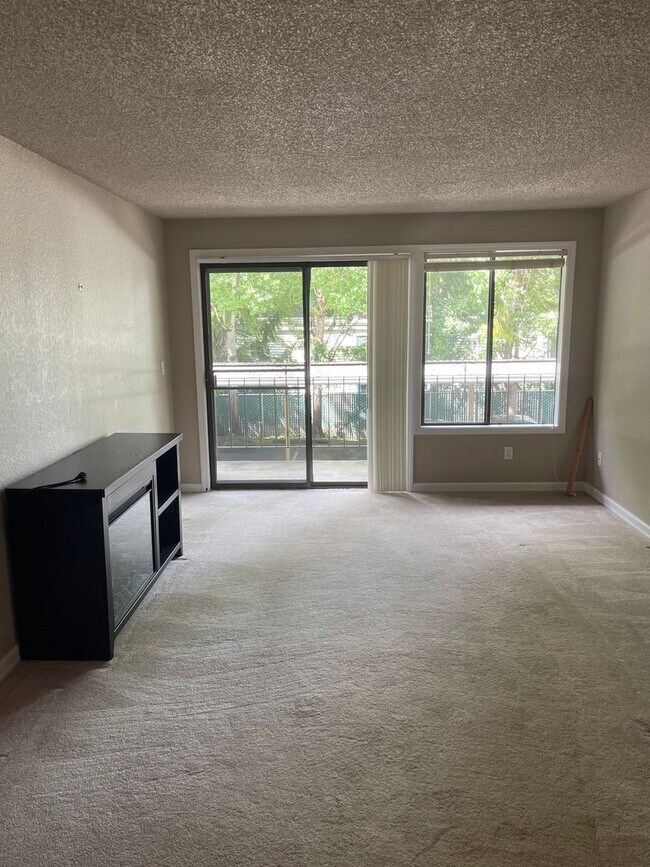 Building Photo - Spacious Condo in North Seattle!