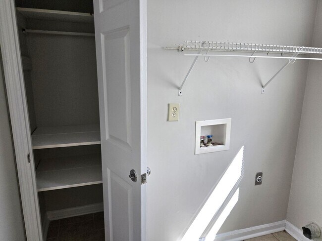 Building Photo - Spacious Split Level In Gainesway   251113