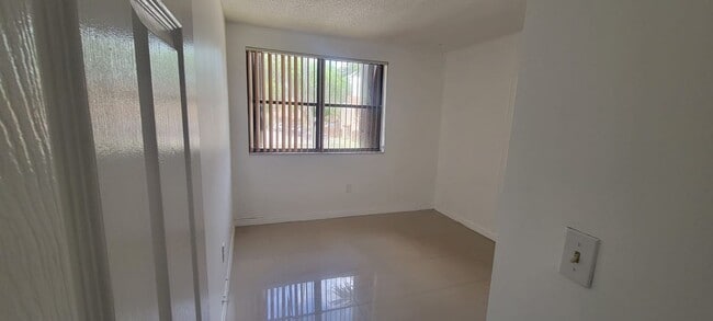 Building Photo - 280 W Park Dr
