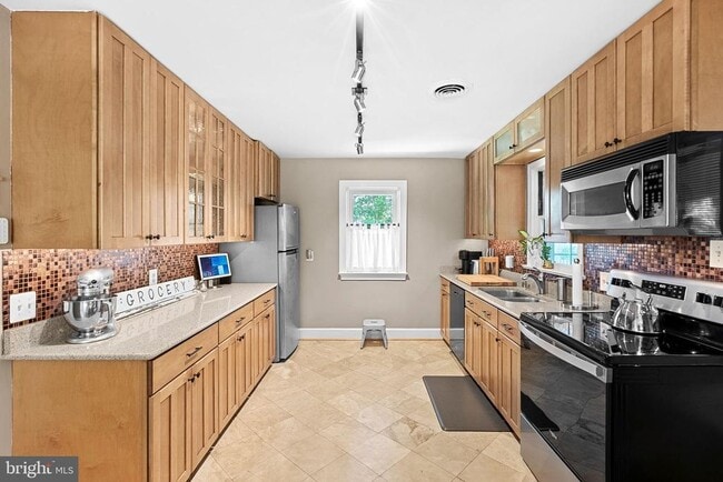 Building Photo - 521 S. Nursery Ave.