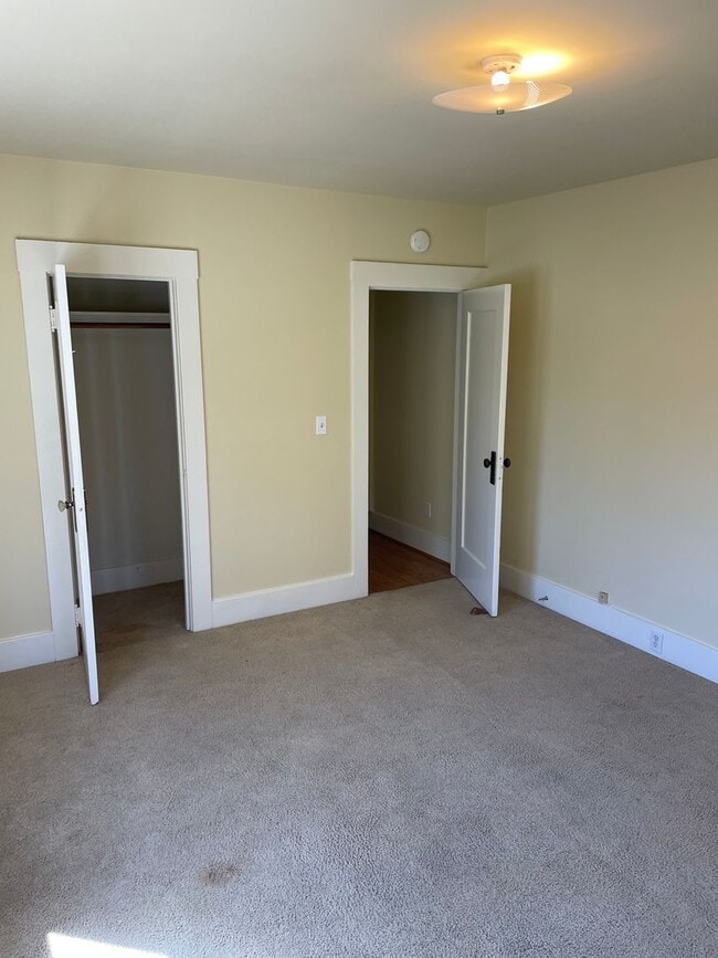 Building Photo - Great West Side Location!!