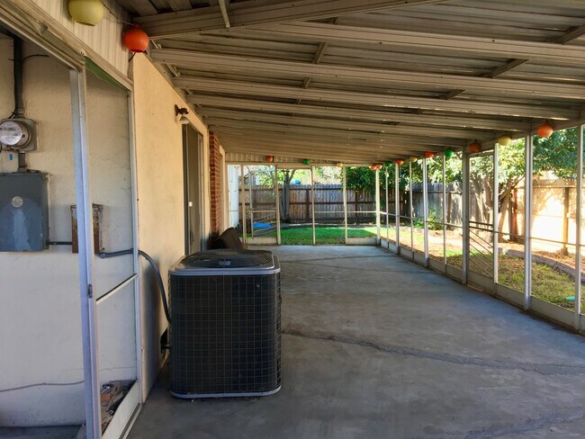 Building Photo - 1121 W Churchill St