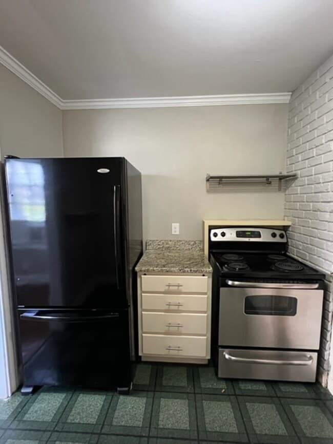 Building Photo - Location - Location - 2 story Duplex - Move In Ready !! This 2-bedroom - 1 Full Bath home is conv...