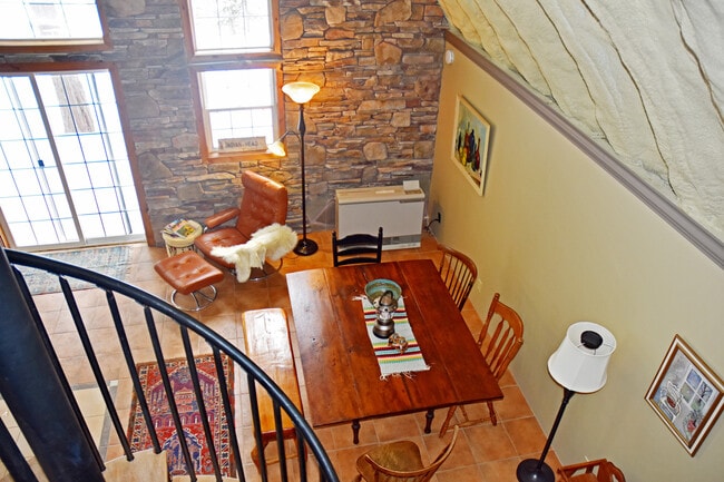 Building Photo - Furnished Home on Spoon Lake