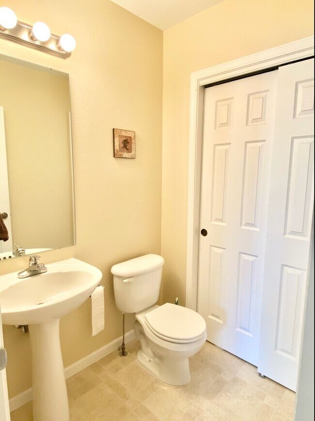 Building Photo - 2 Bedroom, 2.5 Bath Townhome with 2 Car Attached Garage in Fort Collins, Colorado