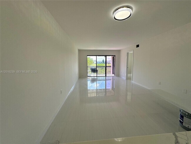 Building Photo - 8879 Fontainebleau Blvd