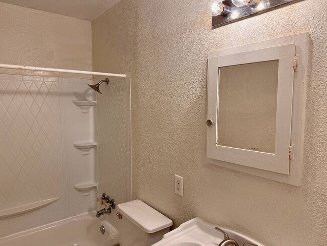 Building Photo - Affordable 3 Bed 1 Bath In Lynwood