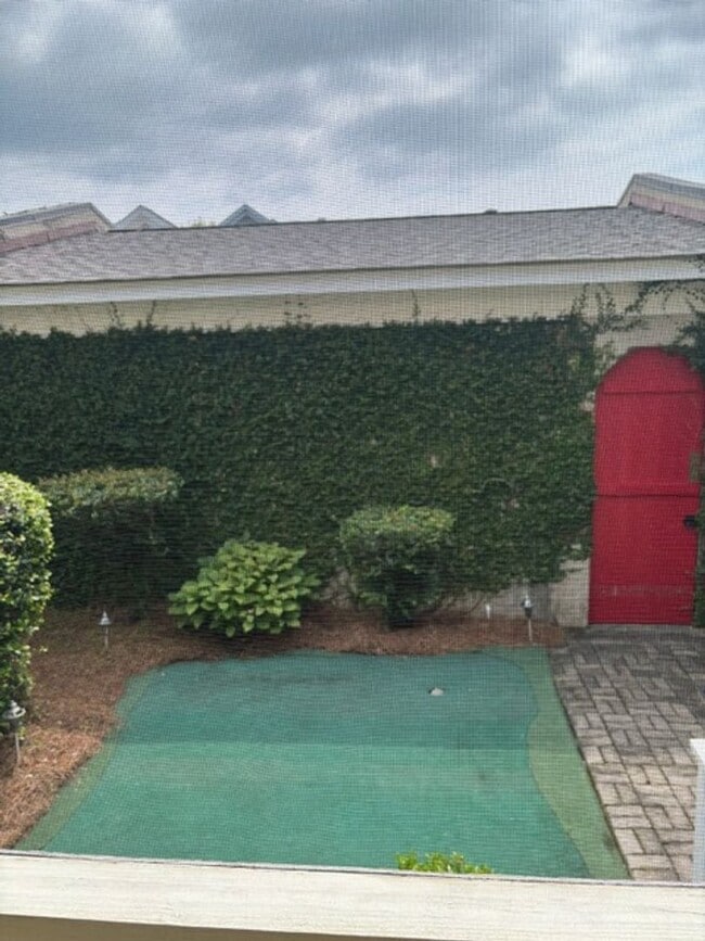 Building Photo - Available Now Fully Furnished Town Home in...