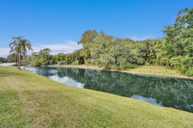 Building Photo - 2BED/1BATH renovated apartment ready to MO...