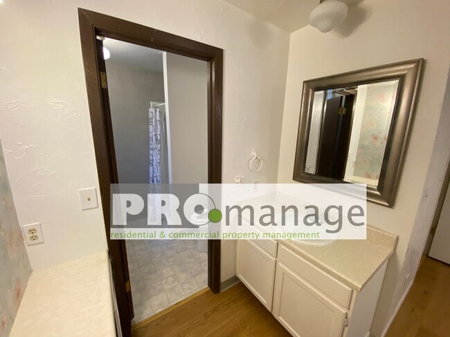 Building Photo - 3bd/2ba condo with gym and pool access