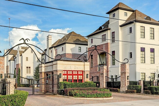 Building Photo - 2016 Covent Garden Station