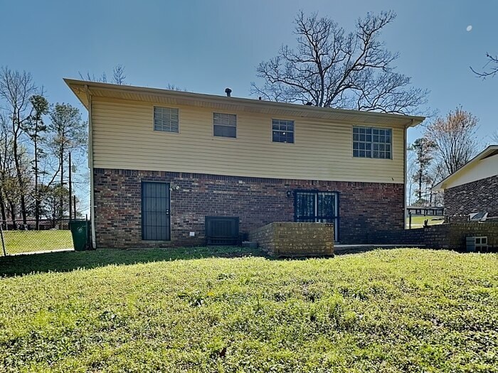 Building Photo - 2252-2257 7 Oaks Cir