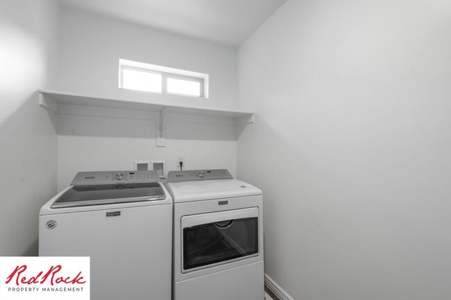 Building Photo - End Unit Fossil Hills Townhome with 3 Beds and 2.5 Baths