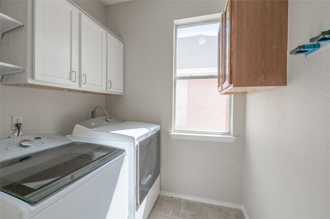 Building Photo - 1011 Gazania Dr