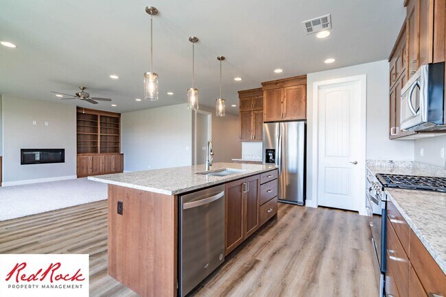 Building Photo - Beautiful 4-Bedroom 2.5 Bath with a 3 Car ...