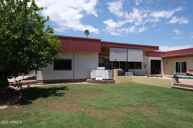 Building Photo - 8433 E Cactus Rd