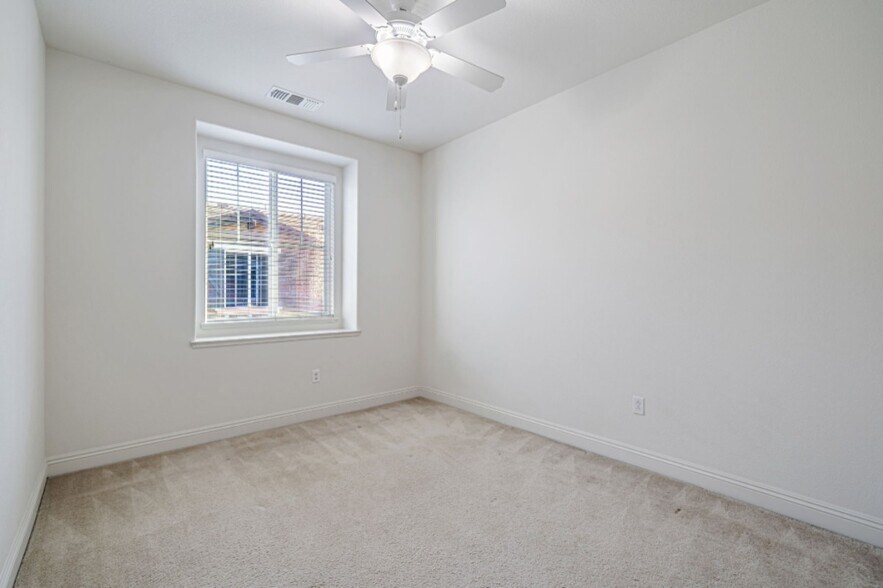 Building Photo - 6704 S Mariposa Ln