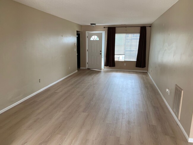 Building Photo - Open floorplan in Stetson Hills Rancher!