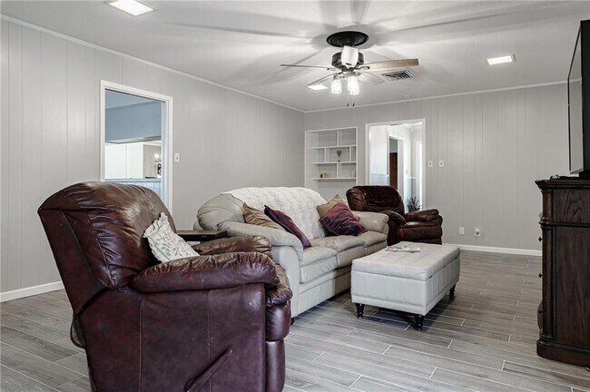 Building Photo - 337 Poenisch Dr